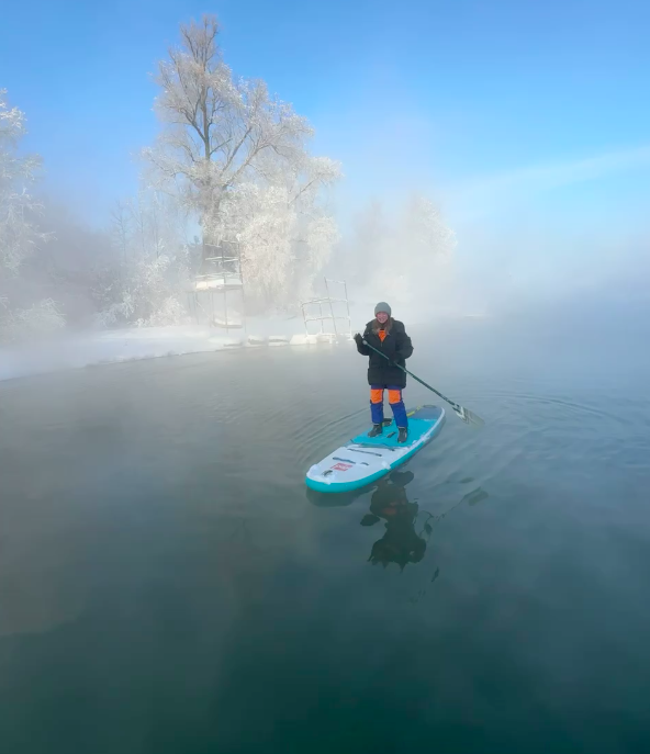 Фото Новосибирцы устроили массовый заплыв на сапах в мороз –26 градусов: 20 леденящих кадров 16